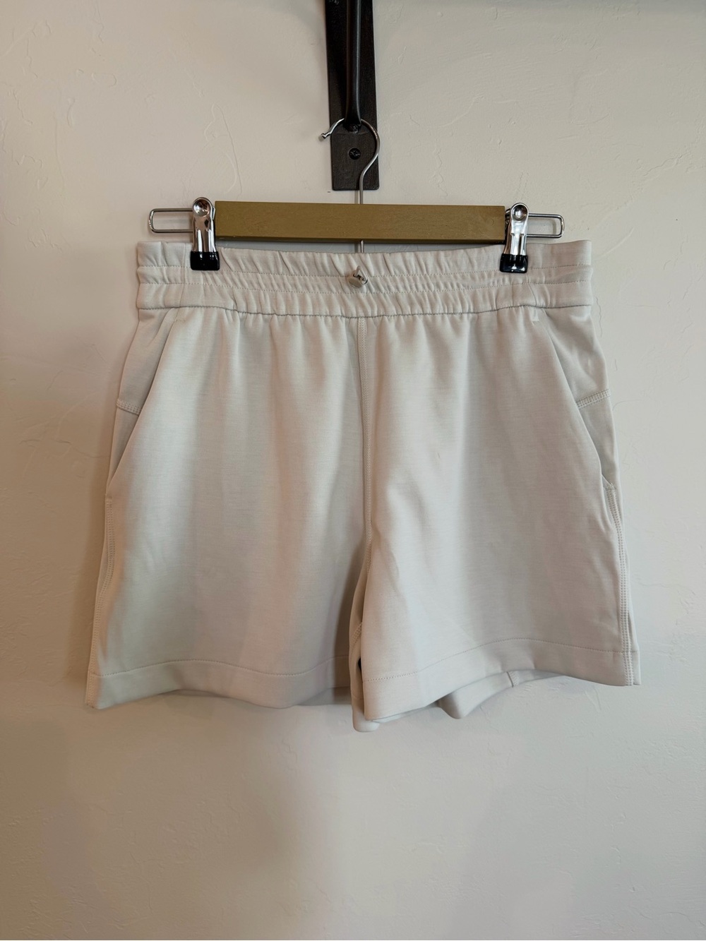 Lululemon Softstreme HR Short 4” *Bone